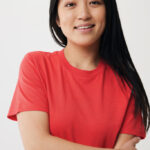 Femme souriante en t-shirt rouge, fond neutre