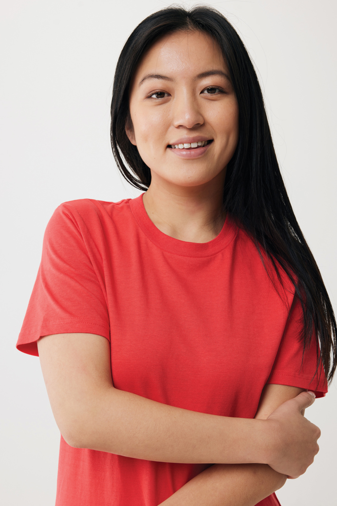Femme souriante en t-shirt rouge, fond neutre