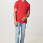 Homme en t-shirt rouge et jean clair