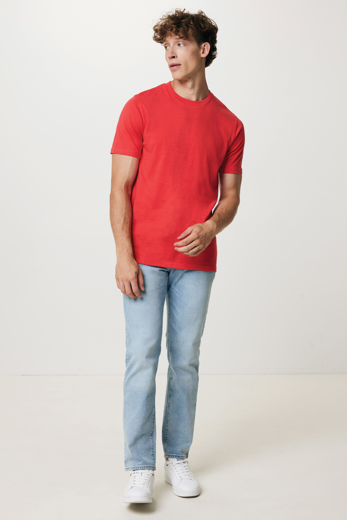 Homme en t-shirt rouge et jean clair