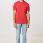 Homme en t-shirt rouge et jean clair