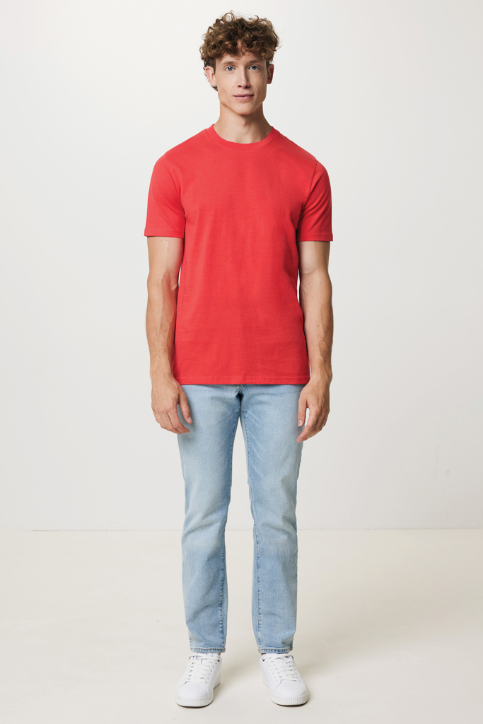 Homme en t-shirt rouge et jean clair