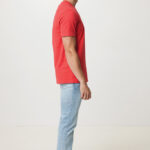 Homme en profil portant t-shirt rouge et jean