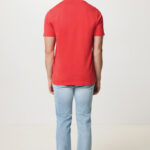 Homme de dos en t-shirt rouge
