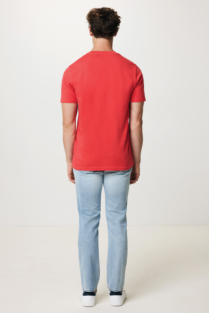 Homme de dos en t-shirt rouge