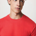 Jeune homme en t-shirt rouge uni