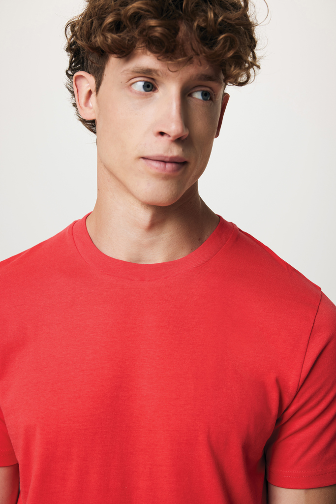 Jeune homme en t-shirt rouge uni