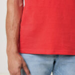 Homme en t-shirt rouge et jean clair