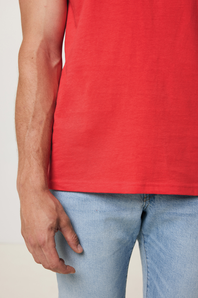 Homme en t-shirt rouge et jean clair