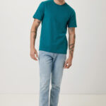 Homme en t-shirt vert et jean clair