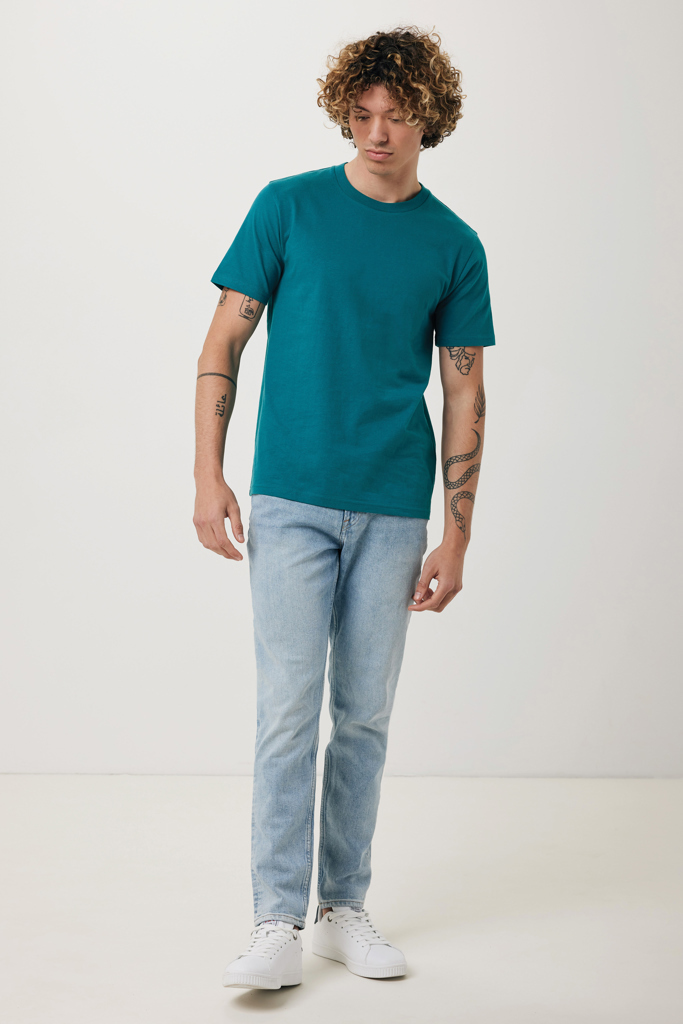 Homme en t-shirt vert et jean clair