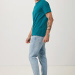 Homme en t-shirt vert et jean clair