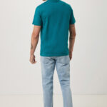 Homme de dos en t-shirt vert et jean
