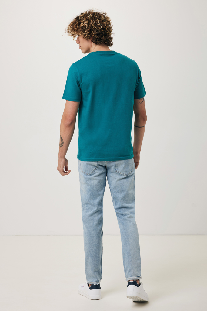 Homme de dos en t-shirt vert et jean