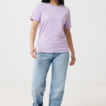 Femme en t-shirt violet et jean clair