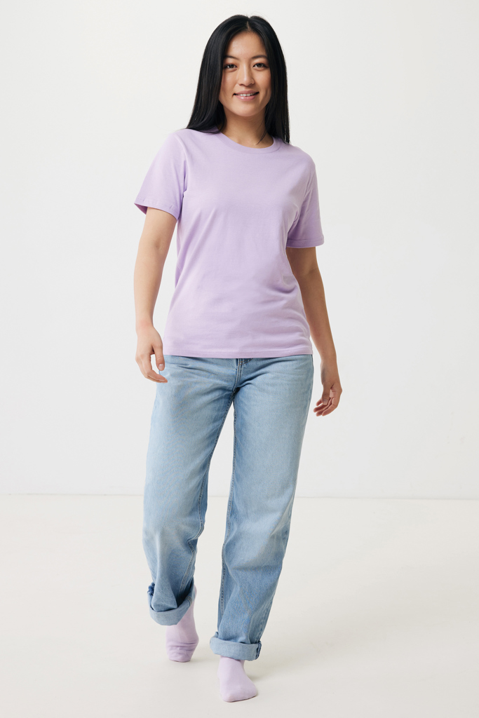 Femme en t-shirt violet et jean clair