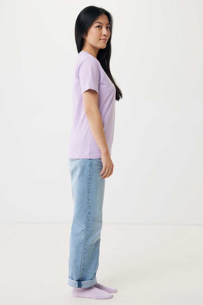 Femme debout de profil en tenue décontractée