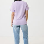 Femme de dos en t-shirt lavande et jean