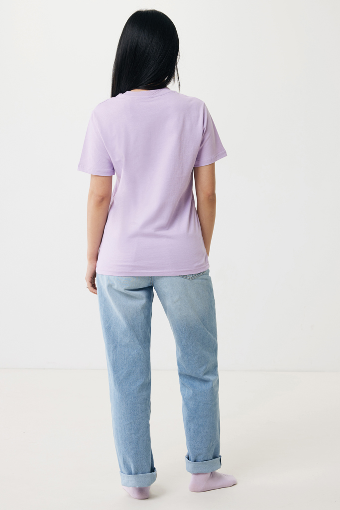 Femme de dos en t-shirt lavande et jean