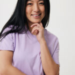 Femme souriante en t-shirt violet clair