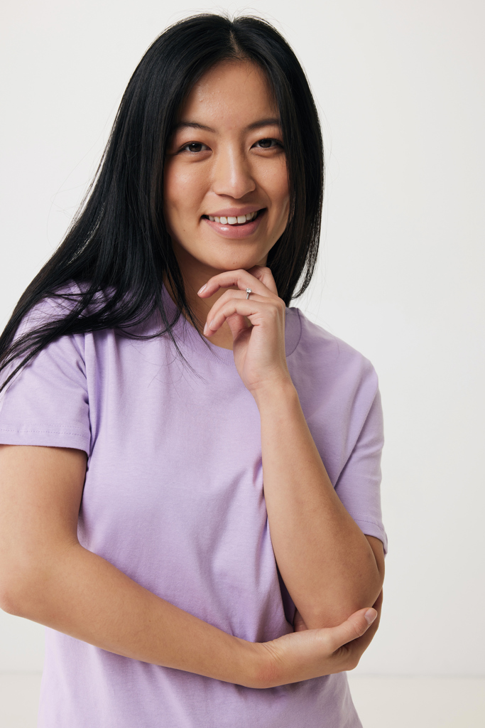 Femme souriante en t-shirt violet clair
