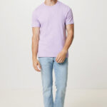 Homme portant t-shirt lavande et jean clair