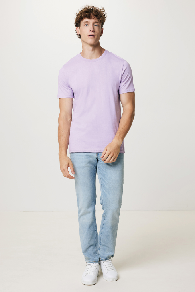 Homme portant t-shirt lavande et jean clair