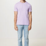 Homme en t-shirt lavande et jean clair