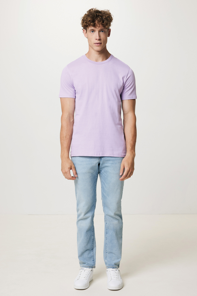 Homme en t-shirt lavande et jean clair