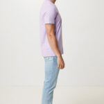 Homme de profil en t-shirt violet clair