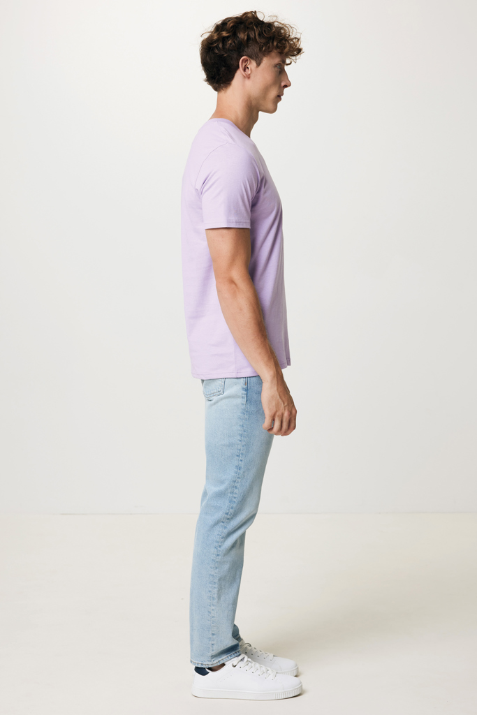 Homme de profil en t-shirt violet clair