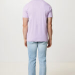 Homme de dos en t-shirt violet clair