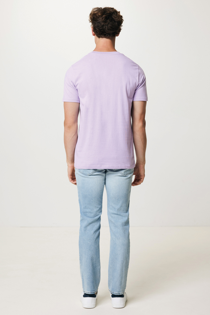 Homme de dos en t-shirt violet clair