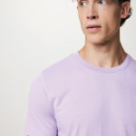 Jeune homme en t-shirt violet regardant côté