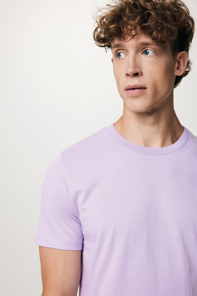 Jeune homme en t-shirt violet regardant côté