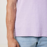 Bras d’homme en t-shirt violet et jean clair