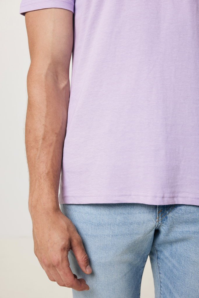 Bras d’homme en t-shirt violet et jean clair