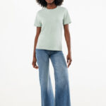 Femme en t-shirt vert et jean large