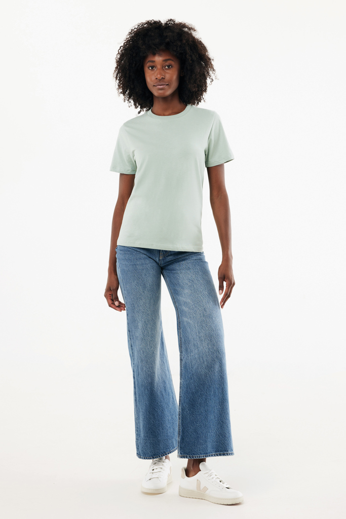 Femme en t-shirt vert et jean large