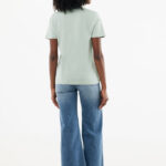 Femme de dos en t-shirt vert clair
