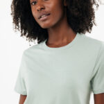 Femme aux cheveux bouclés portant t-shirt vert clair