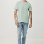Homme en t-shirt vert et jean clair