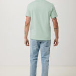 Homme de dos en t-shirt vert clair