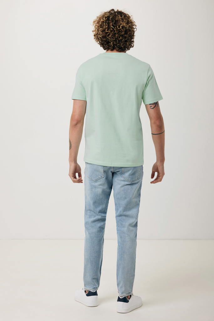 Homme de dos en t-shirt vert clair