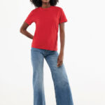 Femme en t-shirt rouge et jean large
