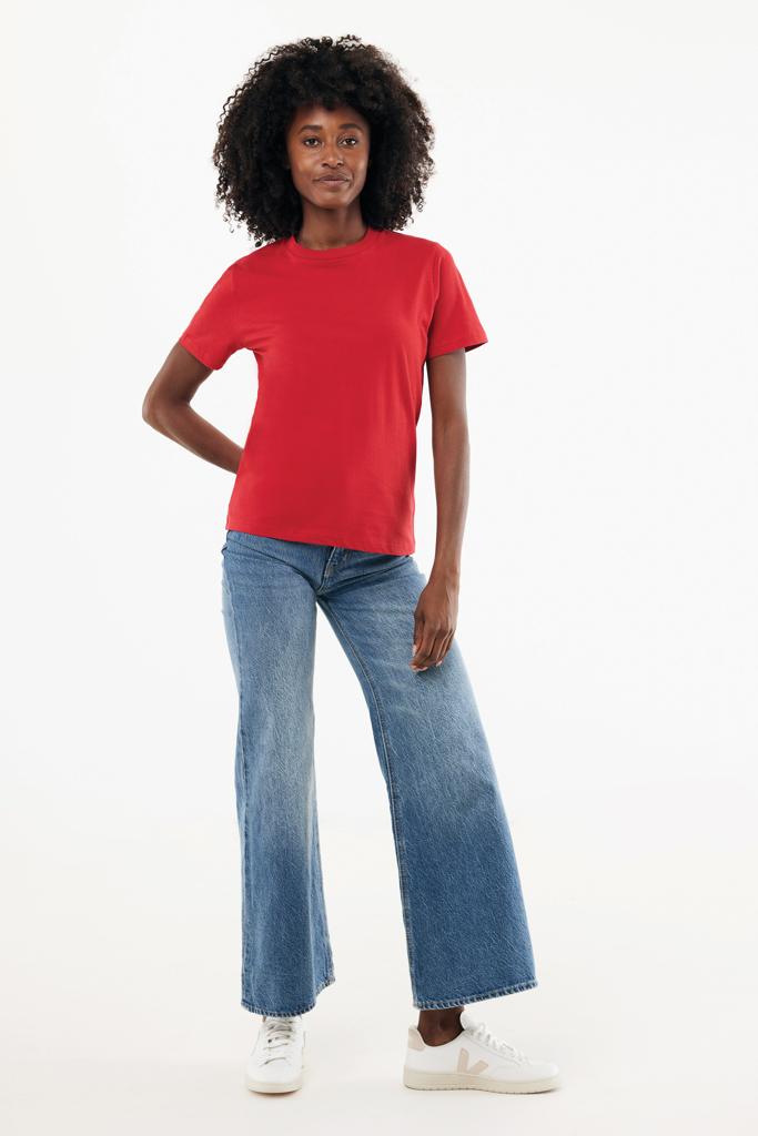 Femme en t-shirt rouge et jean large