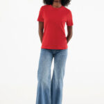 Femme souriante en t-shirt rouge et jean large