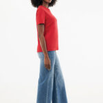 Femme en t-shirt rouge et jean large