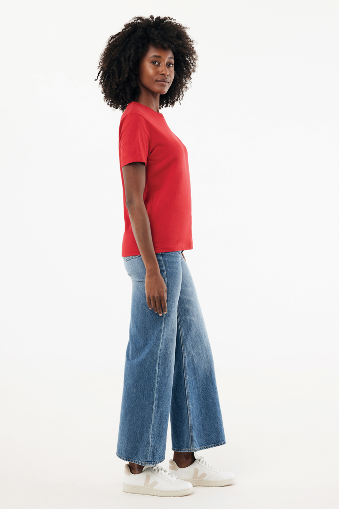 Femme en t-shirt rouge et jean large