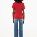 Femme de dos en t-shirt rouge et jean